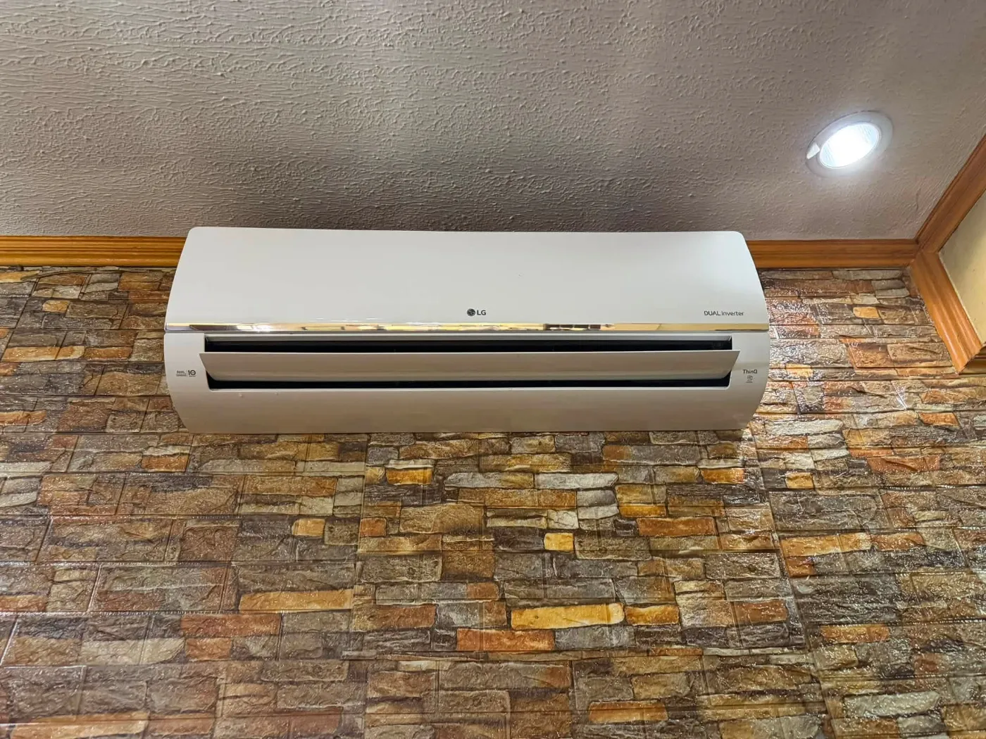 Malinis na LG Dual Inverter split type aircon na naka-install sa pader